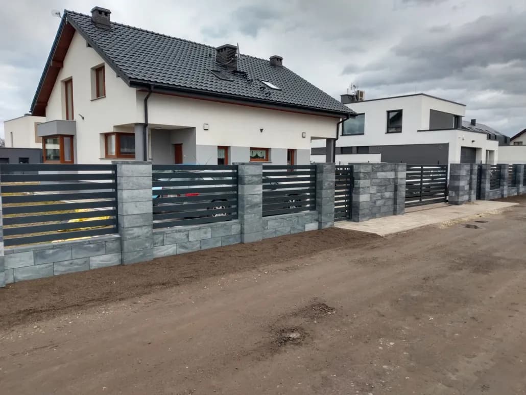 Ogrodzenie panelowe czarne czy grafitowe - które wybrać dla swojego domu?