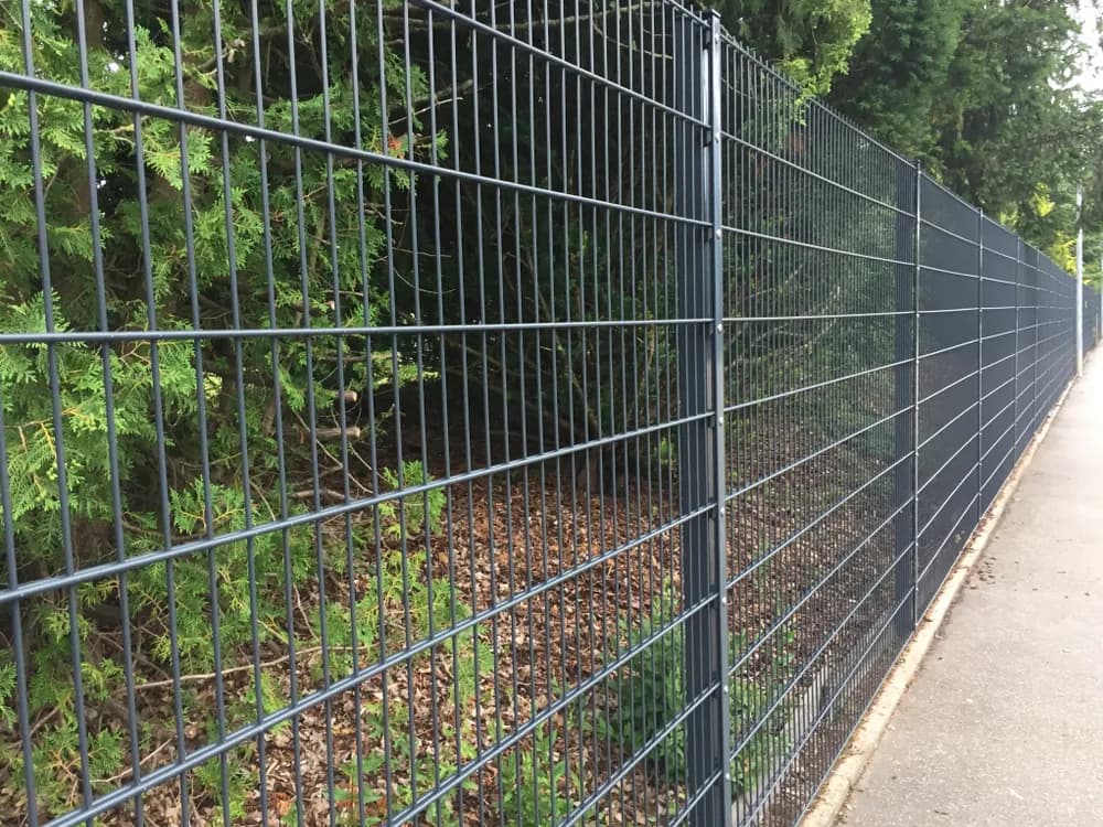 Jak ogrodzić działkę? Sprawdzone sposoby na tanie i trwałe ogrodzenie