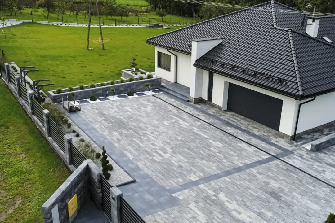 Jakiej grubości kostka na podjazd, aby uniknąć kosztownych napraw?