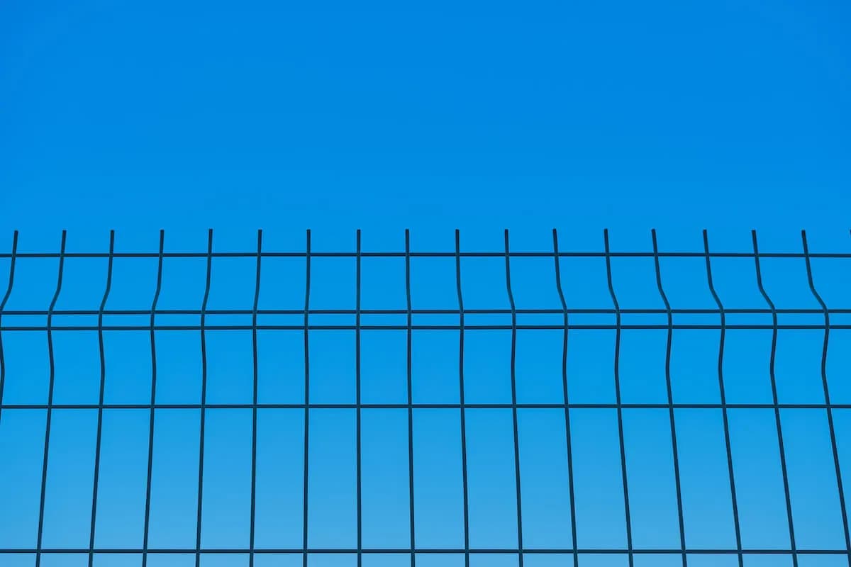 Jak zamontować ogrodzenie panelowe bez błędów - krok po kroku