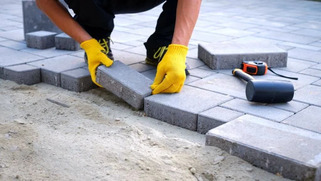 Jaki spadek na kostce brukowej? Kluczowe informacje i błędy do uniknięcia