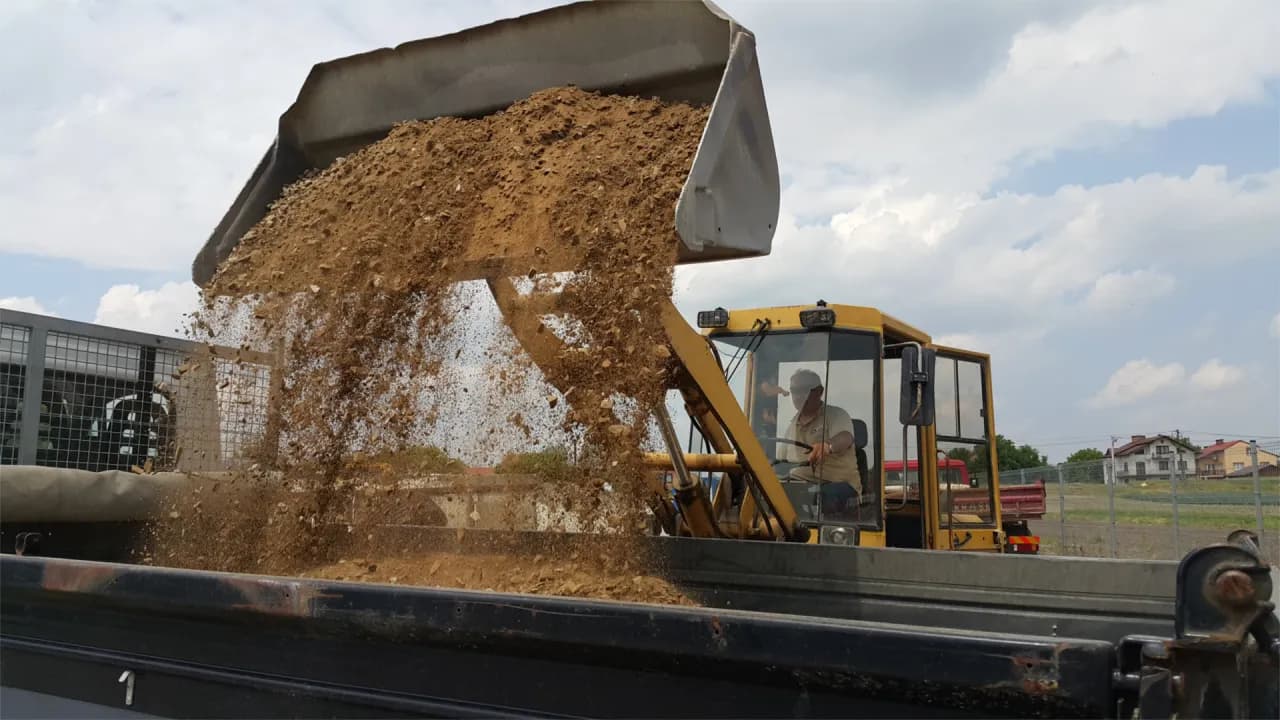 Ile waży 1 metr sześcienny żwiru? Zaskakujące różnice w wadze