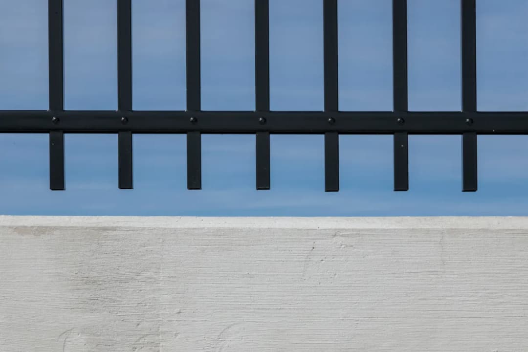 Co zamiast podmurówki pod ogrodzenie? Atrakcyjne alternatywy i ich zalety