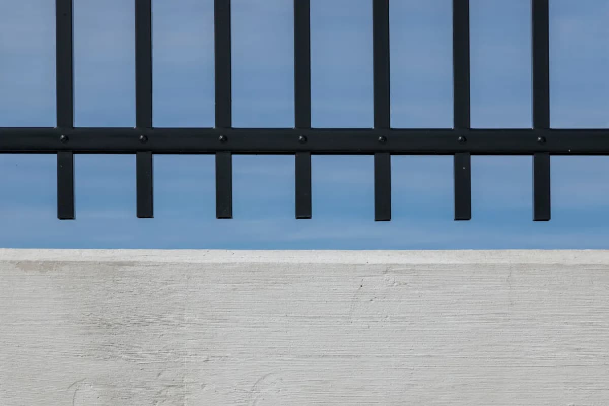 Co zamiast podmurówki pod ogrodzenie? Atrakcyjne alternatywy i ich zalety