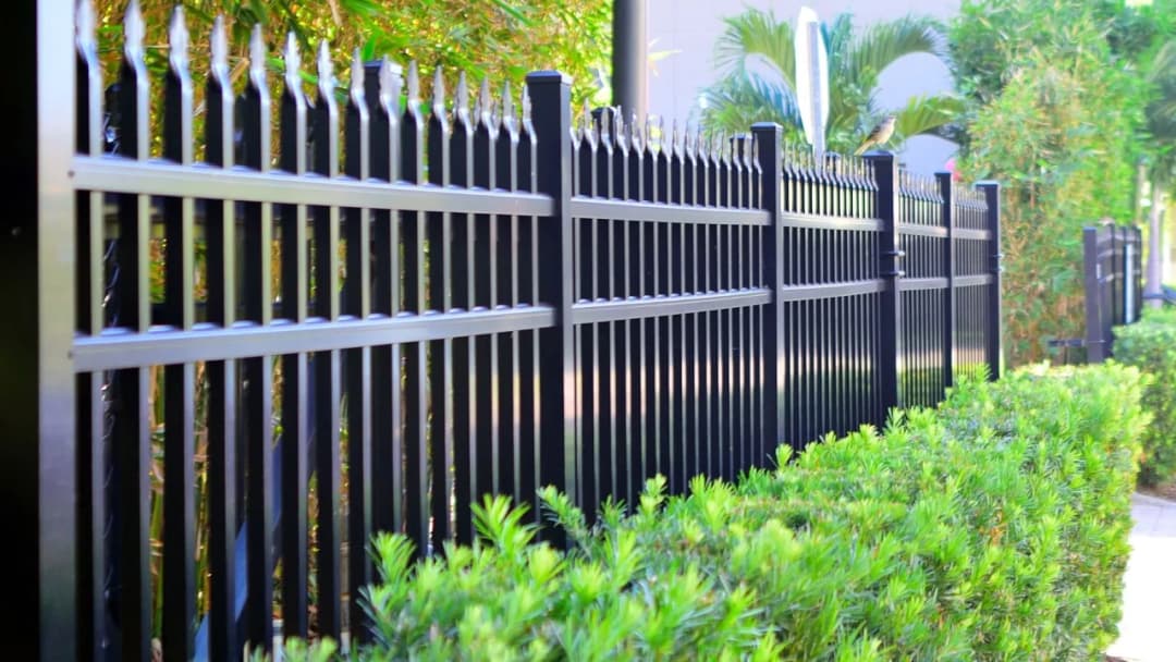 Ogrodzenie ile od drogi? Sprawdź, aby uniknąć kar i problemów