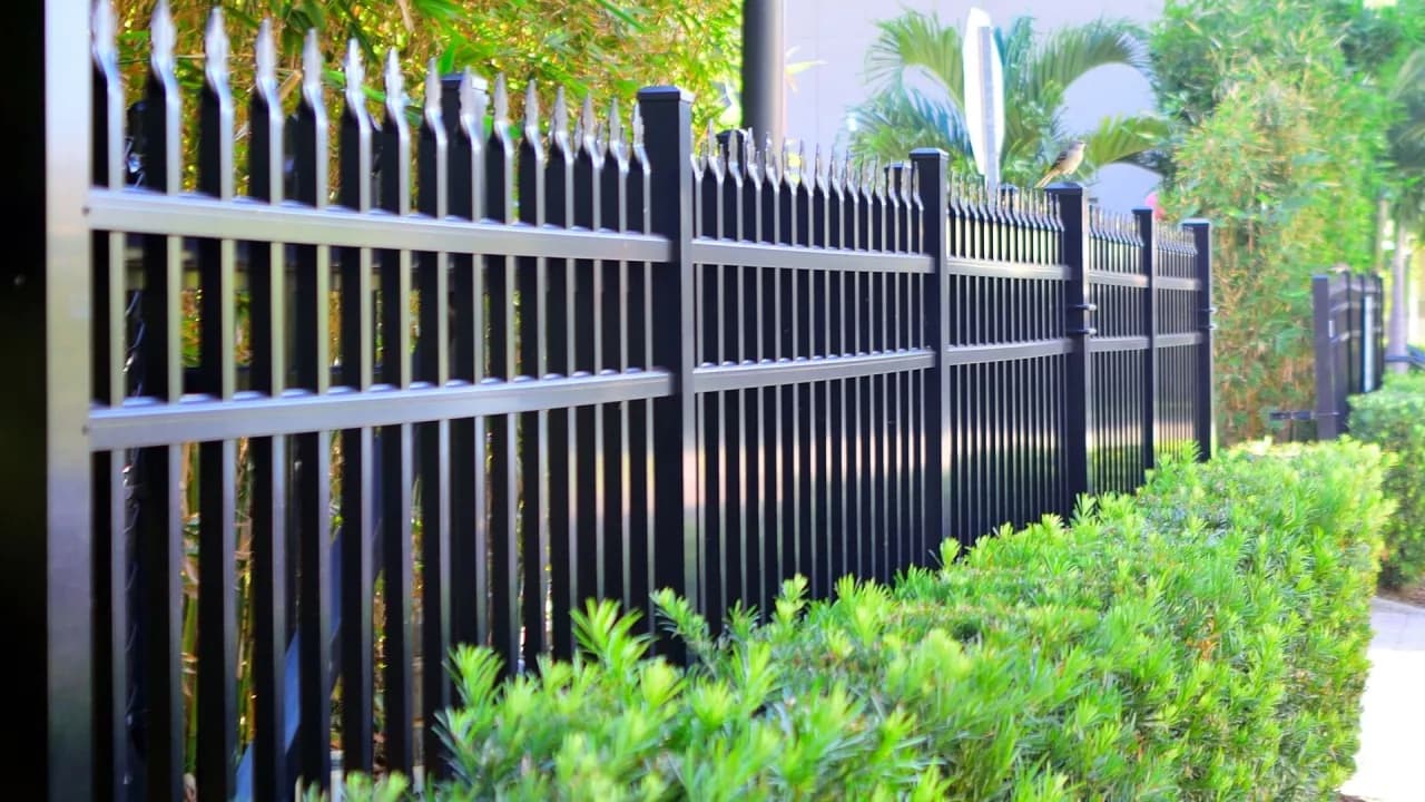 Ogrodzenie ile od drogi? Sprawdź, aby uniknąć kar i problemów