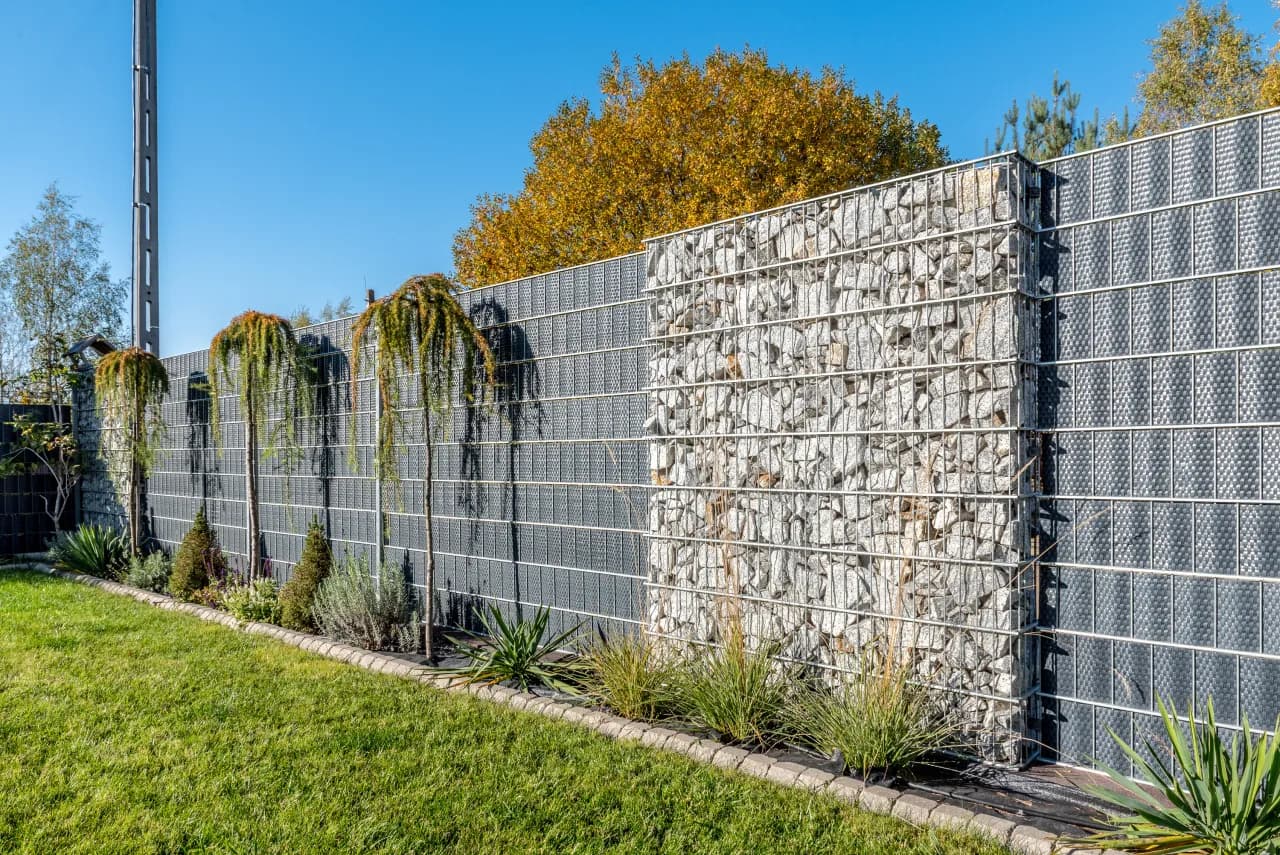 Czym zakryć ogrodzenie z siatki, aby poprawić prywatność i estetykę?