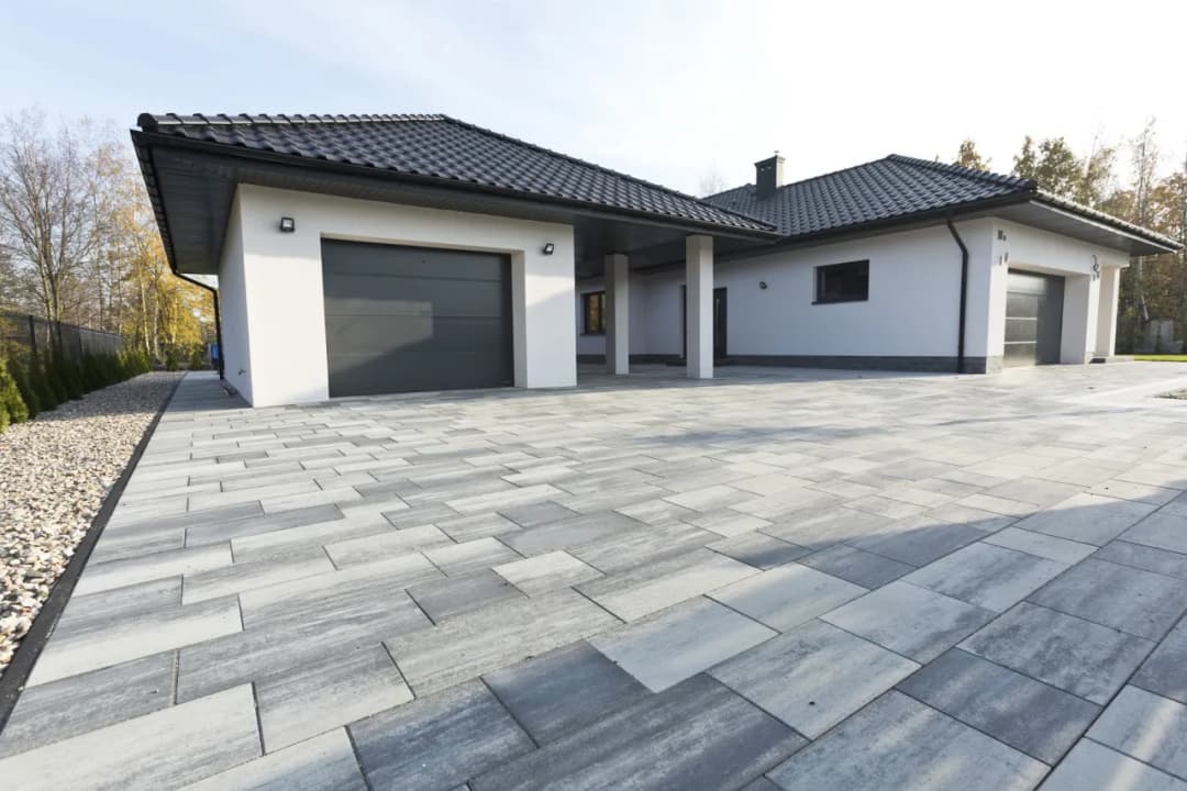 Jakie płytki na podjazd wybrać, aby uniknąć kosztownych błędów?